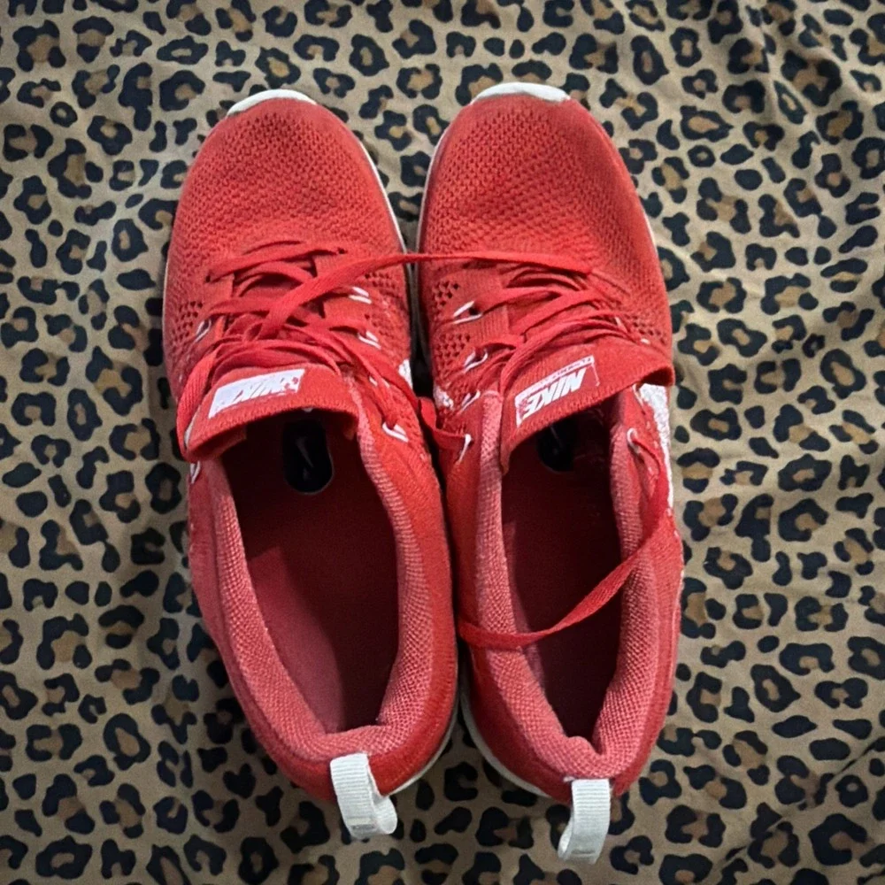 Nike Flyknit Lunarlon Women Size 7.5  Hyper Red Athletic Shoes